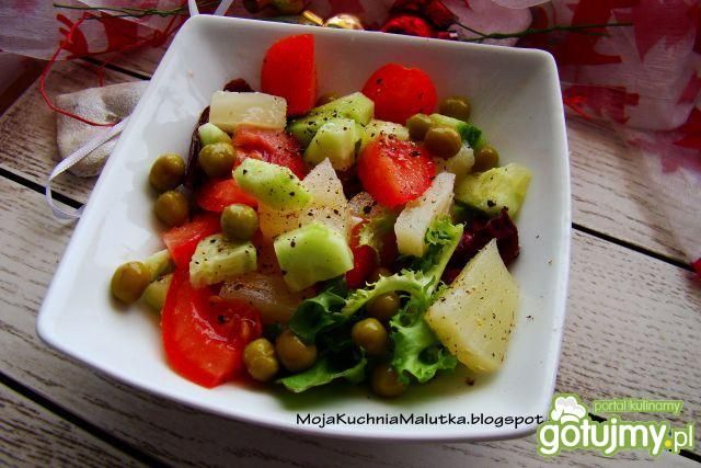 Lekka sałatka wielowarzywna z ananasem 