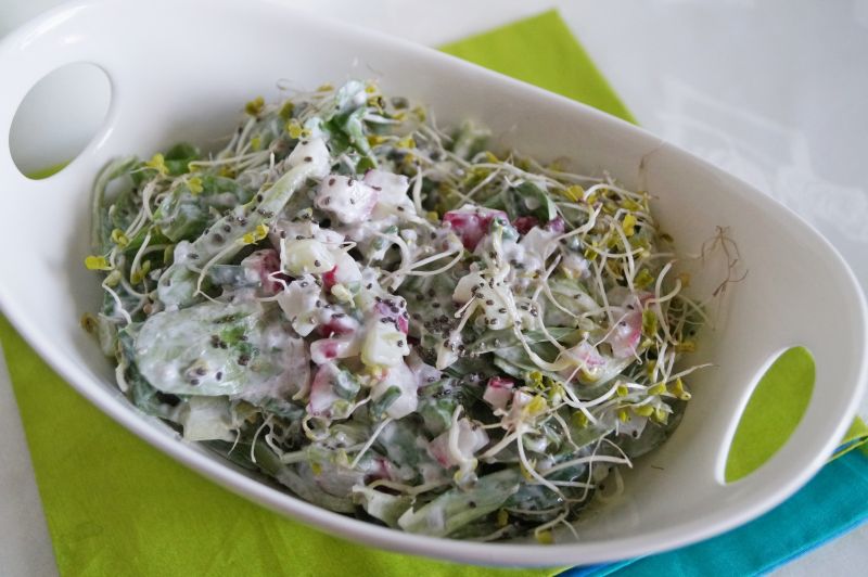 Lekka sałatka z chia i kiełkami