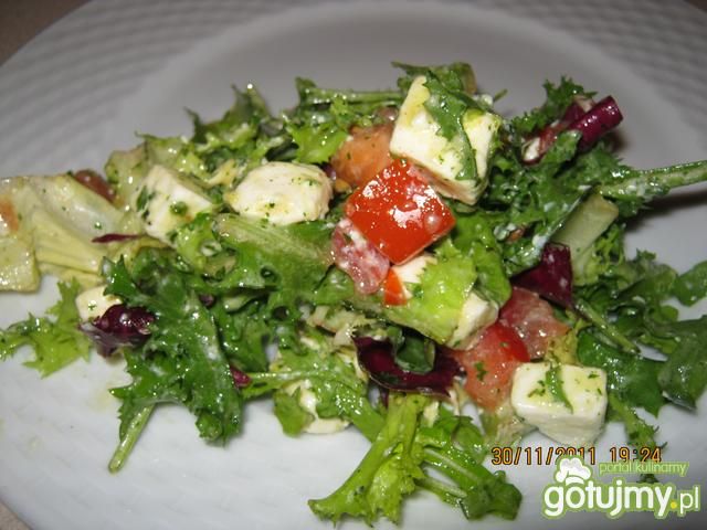 Lekka sałatka z delikatnym sosem. Lekka sałatka z delikatnym sosem.