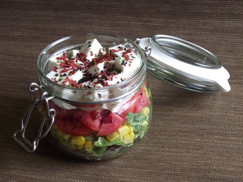 Lekka sałatka z fetą do pracy Lekka sałatka z fetą do pracy