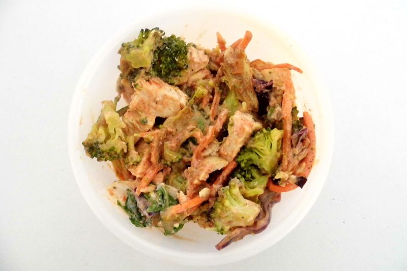 Lekka sałatka z gotowanym kurczakiem