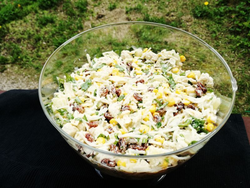 Lekka sałatka z gotowanym kurczakiem