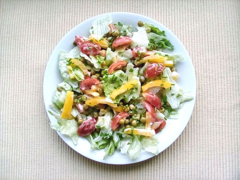 Lekka sałatka z groszkiem konserwowym 