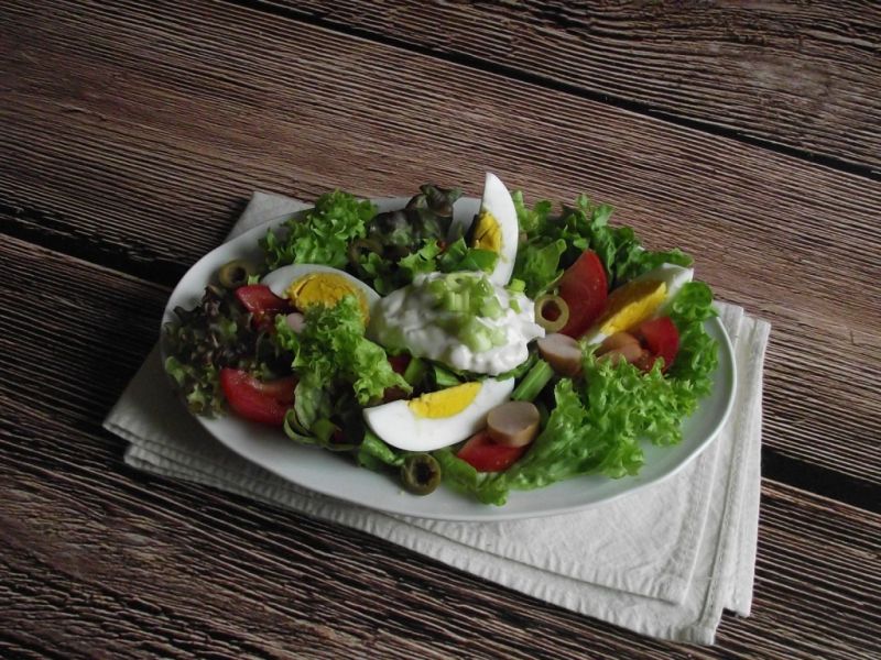 Lekka sałatka z jajkiem i parówką