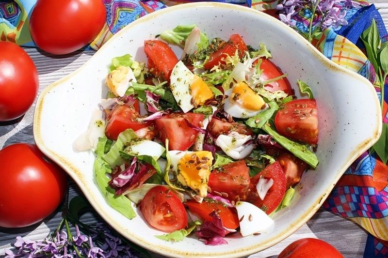 Lekka sałatka z jajkiem i pomidorem