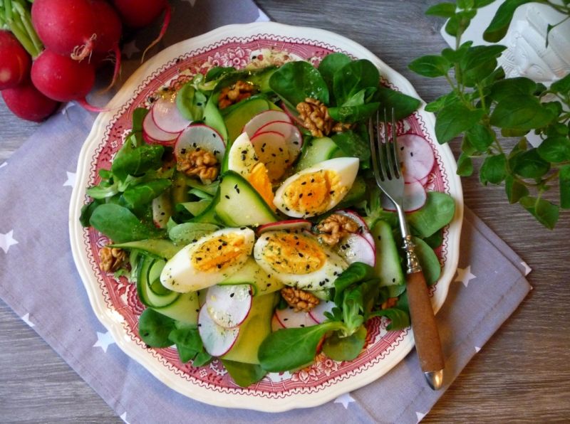 Lekka sałatka z jajkiem i roszponką