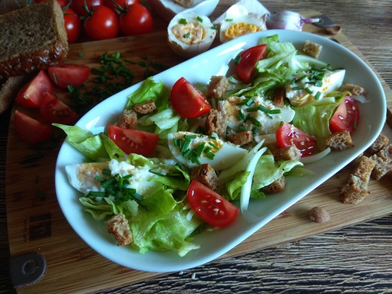 Lekka sałatka z jajkiem i sezamem Lekka sałatka z jajkiem i sezamem