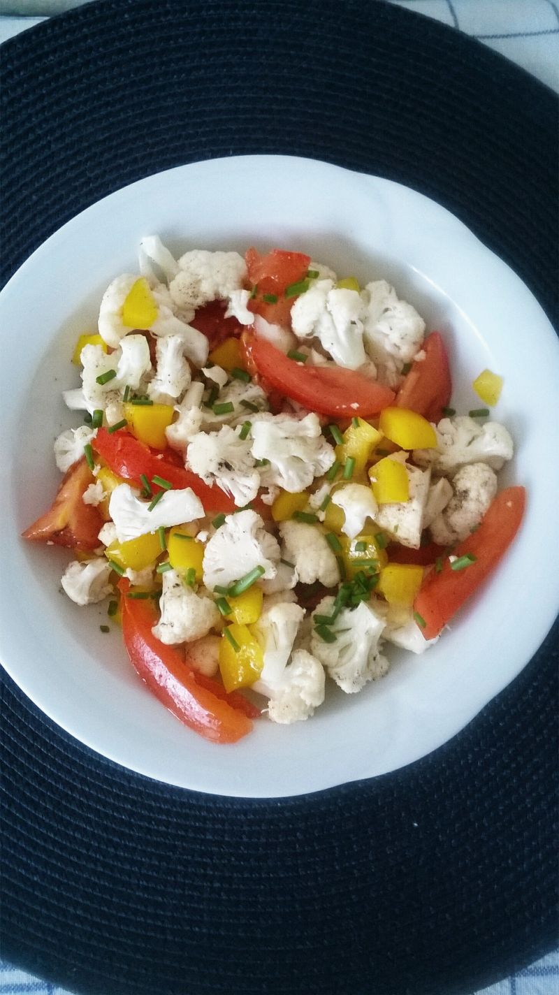 Lekka sałatka z kalafiora, papryki i pomidora