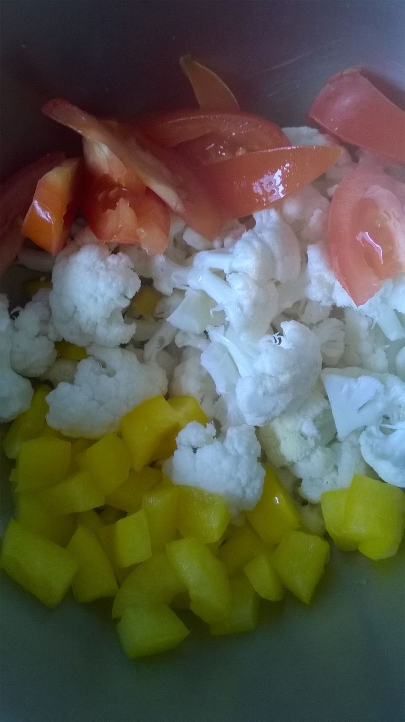 Lekka sałatka z kalafiora, papryki i pomidora