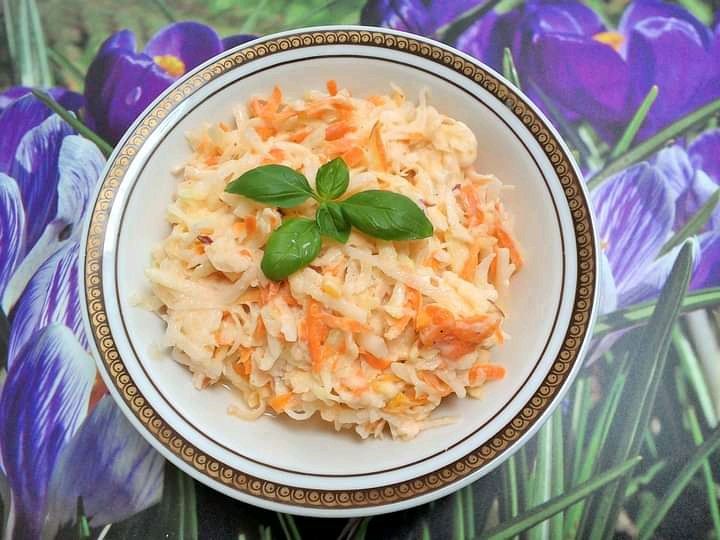 Lekka sałatka z kalarepki i marchewki 