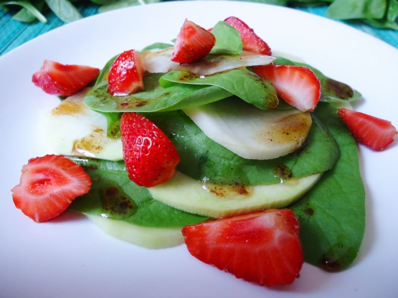 Lekka sałatka z kalarepki i truskawek Lekka sałatka z kalarepki i truskawek