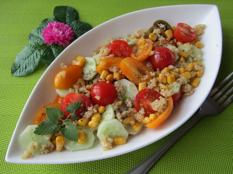 Lekka sałatka z komosą ryżową Lekka sałatka z komosą ryżową