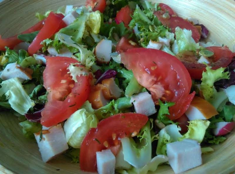 Lekka sałatka z kurczakiem i pomidorem