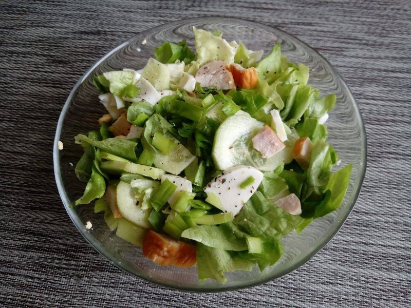 Lekka sałatka z kurczakiem mozzarellą i ogórkiem