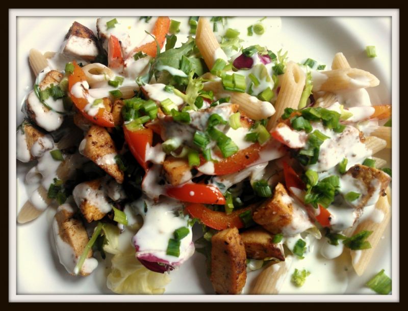 Lekka sałatka z kurczakiem, papryką i makaronem