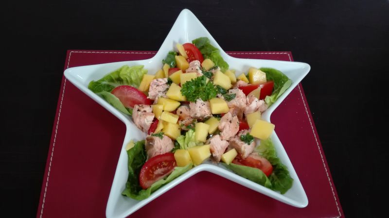 Lekka sałatka z mango i łososiem Lekka sałatka z mango i łososiem