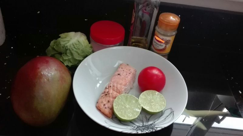 Lekka sałatka z mango i łososiem