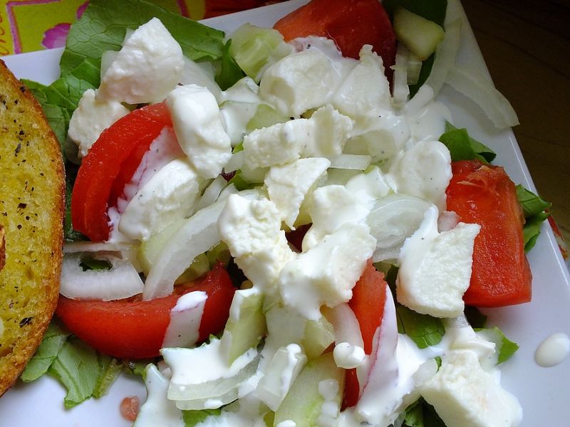 Lekka sałatka z mozzarellą 