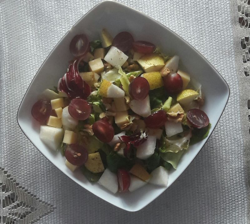 Lekka sałatka z owocami i orzechami