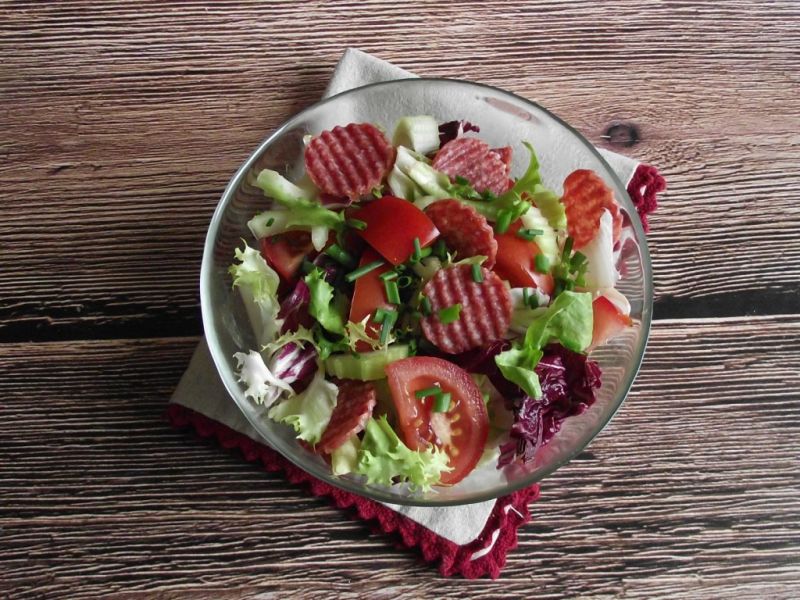 Lekka sałatka z papryką, selerem naciowy i salami