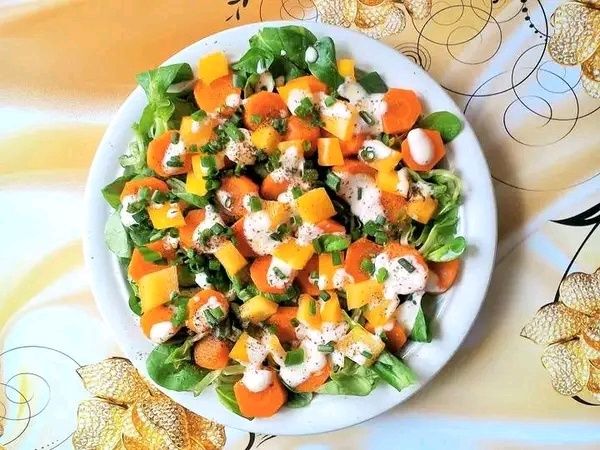 Lekka sałatka z roszponki i gotowanej marchewki Lekka sałatka z roszponki i gotowanej marchewki