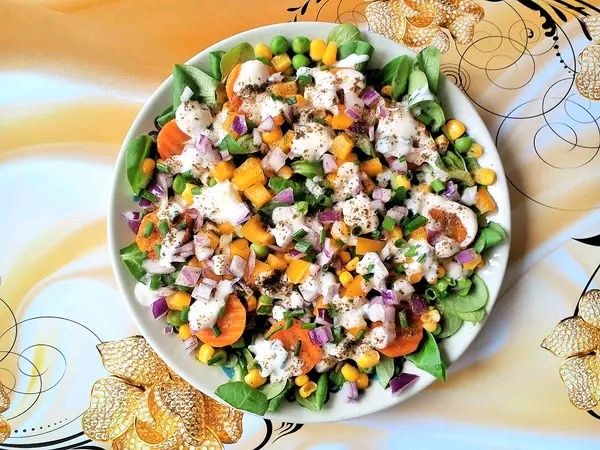 Lekka sałatka z roszponki i mieszanki warzywnej 