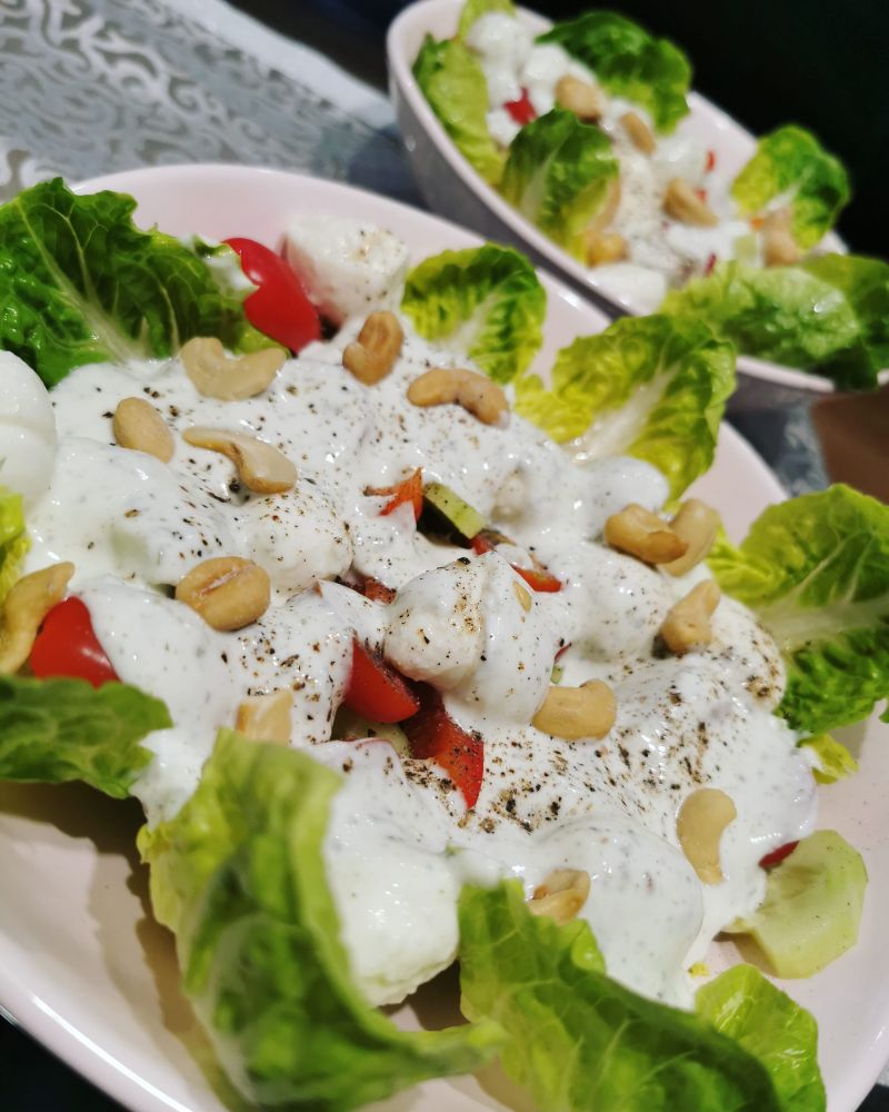 Lekka sałatka z sałaty rzymskiej