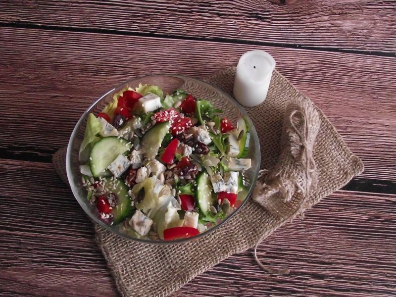 Lekka sałatka z serem pleśniowym i ziarnami