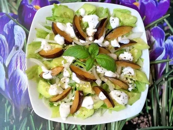 Lekka sałatka z śliwką 