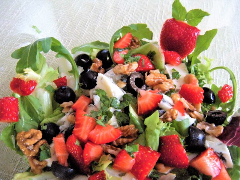 Lekka sałatka z truskawkami i miętą