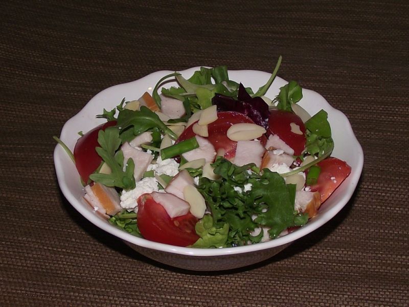 Lekka sałatka z wędzonym kurczakiem i migdałami