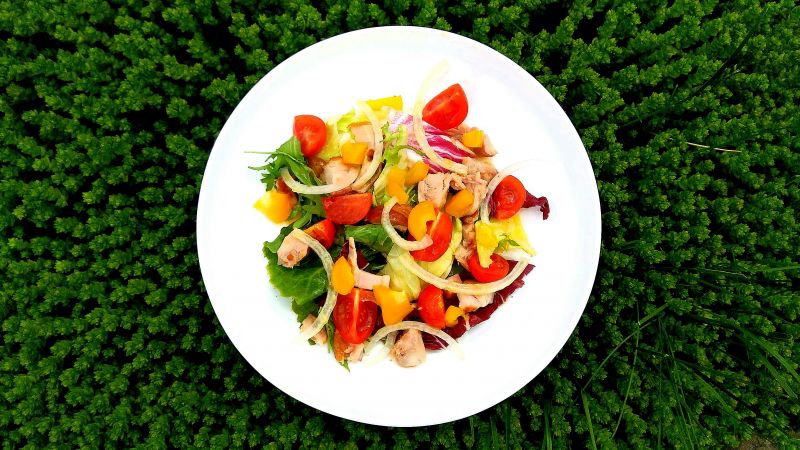 Lekka sałatka z wędzonym kurczakiem i pomidorami