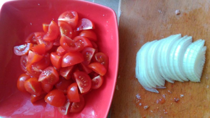 Lekka sałatka z wędzonym kurczakiem i pomidorami