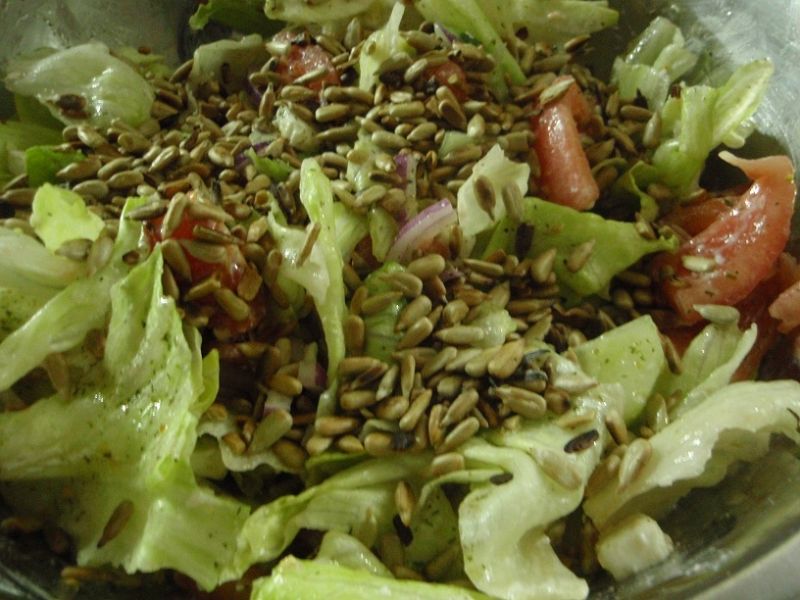 Lekka sałatka ze słonecznikiem Lekka sałatka ze słonecznikiem