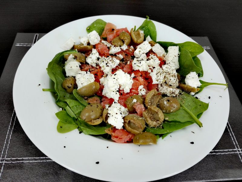 Lekka sałtka z łososiem i fetą