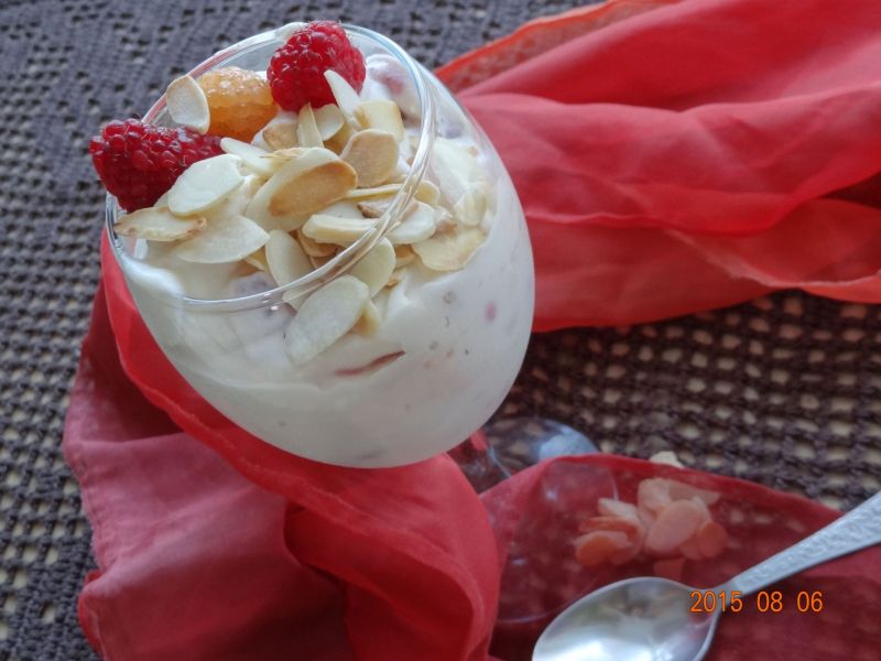 Lekka śmietanka z malinami