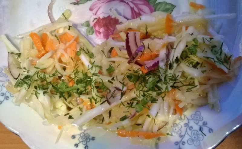 Lekka surówka z czerwoną cebulą 