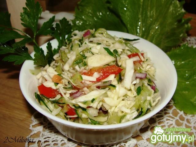 Lekka surówka z ogórkami i kapustą  Lekka surówka z ogórkami i kapustą