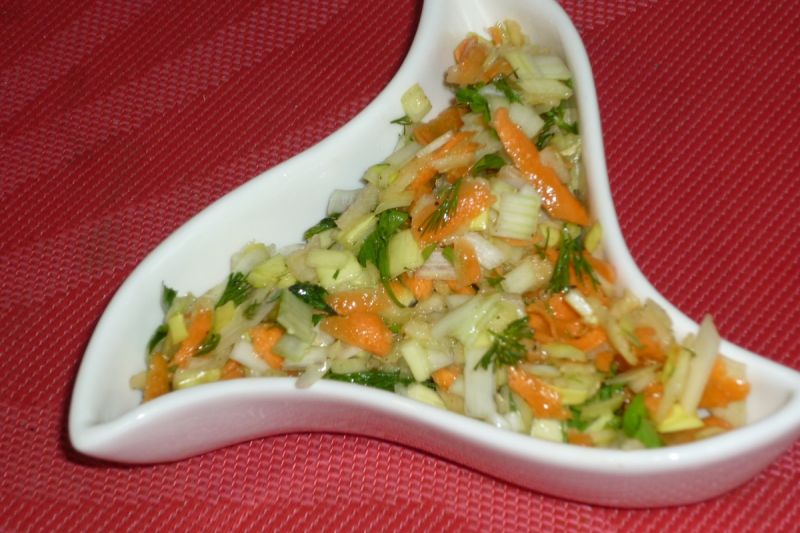 Lekka surówka z pora z zieleniną Lekka surówka z pora z zieleniną