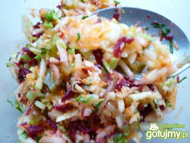 Lekka surówka z warzyw i jabłka 