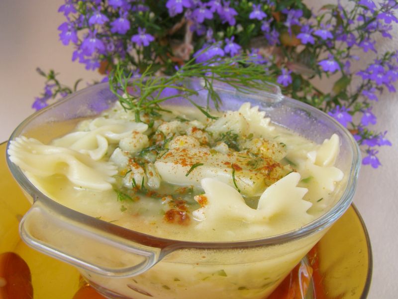 Lekka zupa kalafiorowa na maśle z makaronem Lekka zupa kalafiorowa na maśle z makaronem