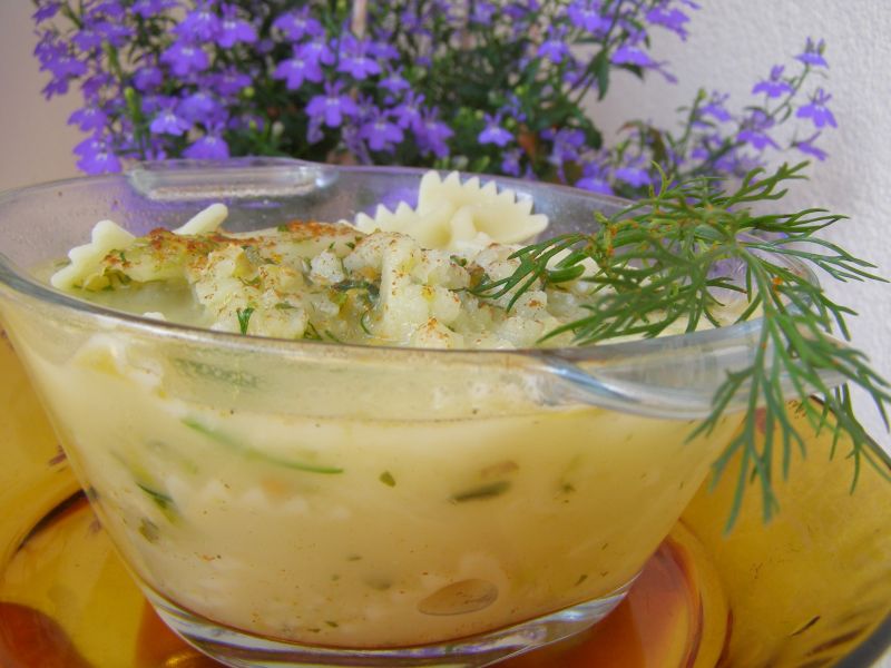 Lekka zupa kalafiorowa na maśle z makaronem