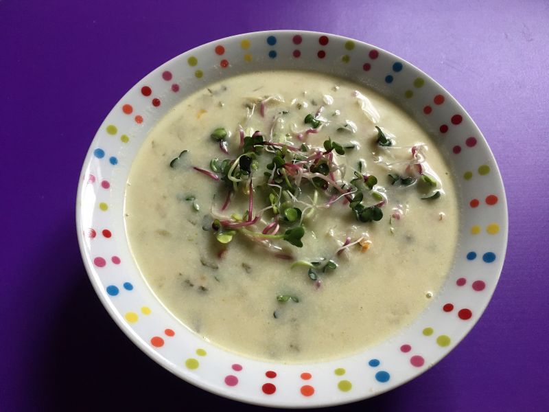 Lekka zupa ogórkowa z lanymi kluskami