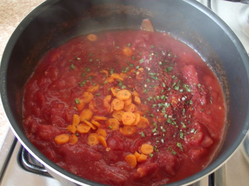 Lekka zupa pomidorowa z duszonych warzyw