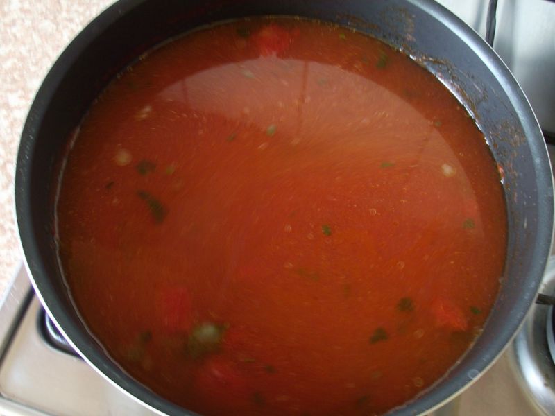 Lekka zupa pomidorowa z duszonych warzyw