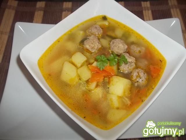 Lekka zupa z mięsnymi kuleczkami Lekka zupa z mięsnymi kuleczkami