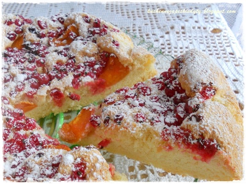 Lekki biszkopt z porzeczkami i morelami