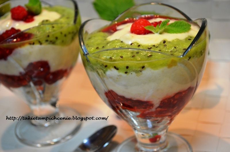 Lekki deser z malinami, kiwi i bananami  Lekki deser z malinami, kiwi i bananami