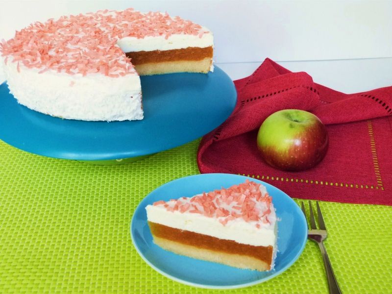 Lekki jabłecznik z bitą śmietaną