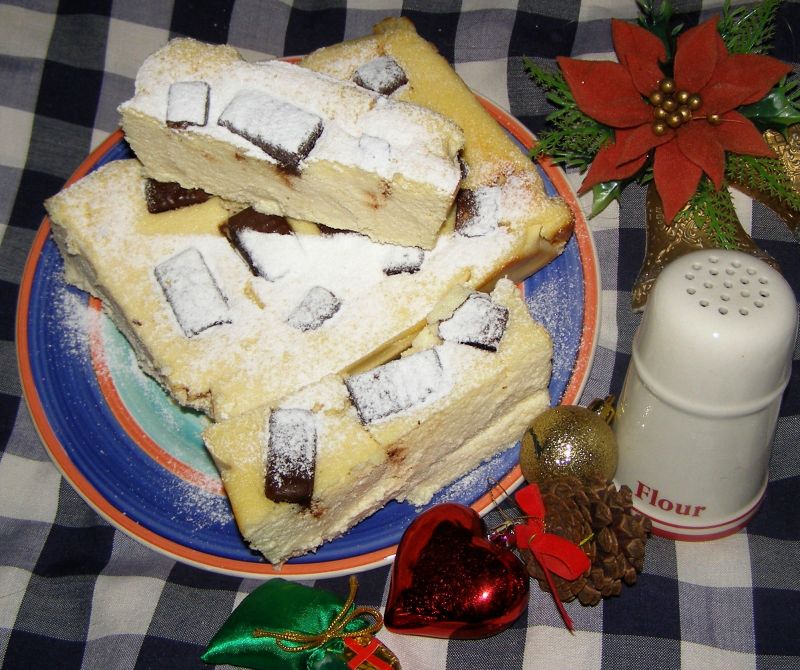 Lekki sernik bez spodu z michałkami.